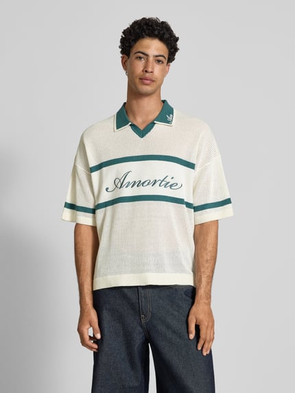 Männermodel trägt Regular Fit Poloshirt aus Baumwoll-Mix Modell 'ACE LIFE' von Only & Sons, Two Tone, gestreift, Strukturstrick, Schriftzugstickerei, Johnny-Kragen, gerippte Abschlüsse, Ganzkörperansicht von vorne.