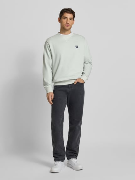 Männermodel trägt Sweatshirt mit Rundhalsausschnitt und Label-Patch von Lerros, helles Baumwoll-Mix, Relaxed Fit, Ganzkörperansicht von vorne.