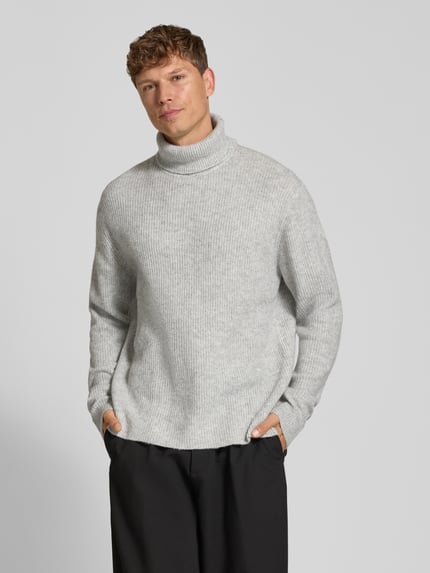 Männermodel trägt Strickpullover in Ripp-Optik mit Rollkragen von Lindbergh in Hellgrau, Ganzkörperansicht von vorne, Regular Fit, Rückenlänge 74 cm, Ärmellänge 62 cm.