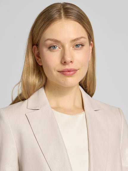 Vrouwenmodel draagt Regular Fit Blazer uit linnenmix van Christian Berg Cocktail met reverskraag en paspelzakken, close-up bovenlichaam.