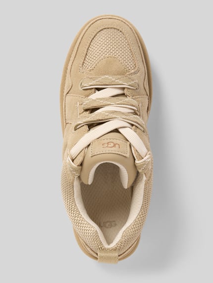 Produktfoto, Sneaker mit Plateausohle Modell 'LOWMEL' von UGG w beżowym kolorze, zaokrąglony kształt, sznurowanie, teksturowana podeszwa, wysokość obcasa 3 cm w rozmiarze 40, wysokość cholewki 7 cm w rozmiarze 40, szerokość w rozmiarze 40: 9 cm