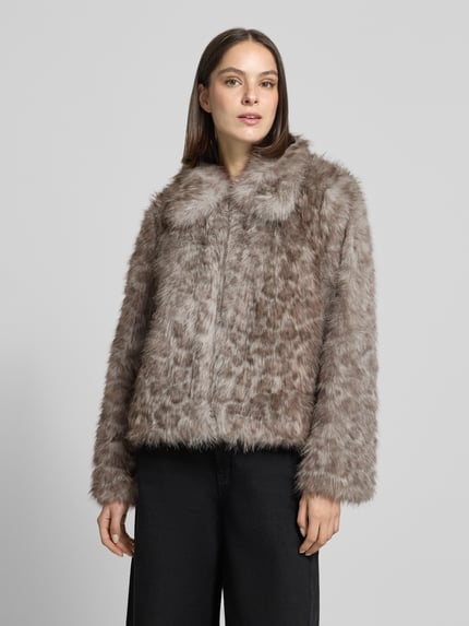 Frauenmodel trägt Webpelzjacke mit Umlegekragen von VERO MODA, melierte Struktur-Optik in Brauntönen, cropped, langarm, Ganzkörperansicht von vorne