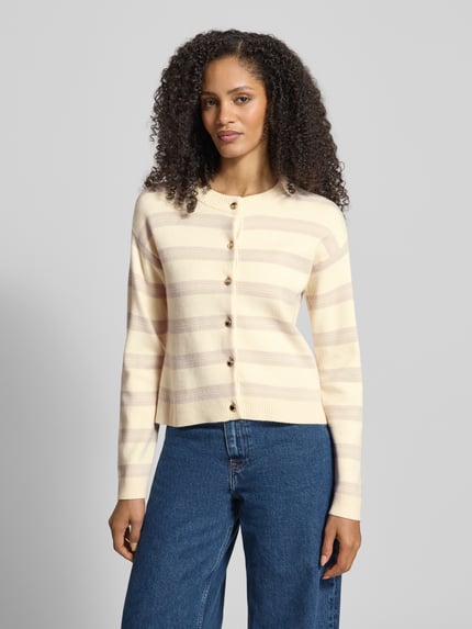 Frauenmodel trägt Regular Fit Cardigan aus Viskose-Mix Modell 'GOLD STRIPE' von Vero Moda in Two-Tone-Optik, gestreift, Nahaufnahme Oberkörper.