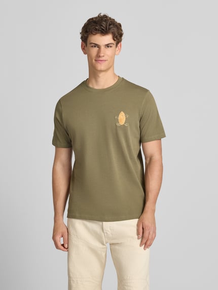 Männermodel trägt Herren T-Shirt mit Stitching Modell 'SUN ISLAND' von Blend, Reine Baumwolle, Regular-Fit, Rundhalsausschnitt, Ganzkörperansicht von vorne.