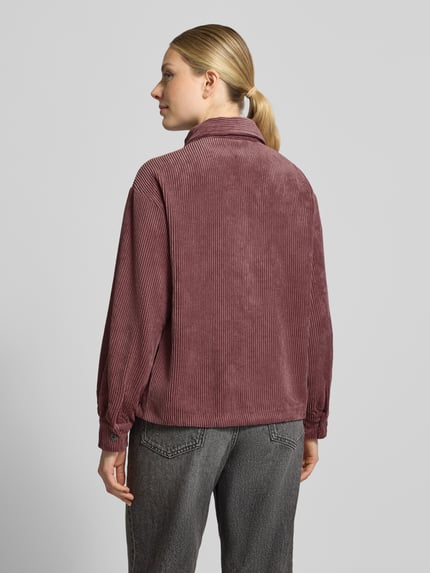 Frauenmodel trägt Regular Fit Hemdbluse aus Cord Modell 'La44ni' von ZABAIONE in Mauve mit sichtbarer Struktur, Ganzkörperansicht Rückansicht. Damen Hemdbluse, Hemdblusenkragen, Brusttasche, Knopfleiste, Rückenlänge 60 cm, Ärmellänge 54 cm.