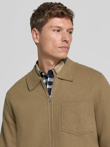 Männermodel trägt Regular Fit Hemdjacke mit Zweiwege-Reißverschluss Modell 'HANNES' von Samsøe Samsøe aus Leinen, Kentkragen, Brusttasche, Nahaufnahme Oberkörper.