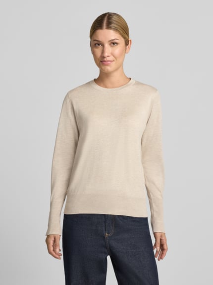 Frauenmodel trägt Strickpullover aus Viskose-Mix Modell 'KATIE' von FREE/QUENT, gerader Schnitt, beige Farbton, glatte Textur, Ganzkörperansicht von vorne.