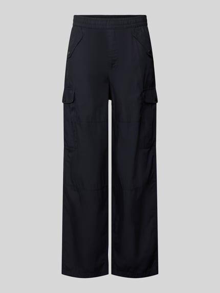 Produktfoto, Wide Fit Cargo-Hose mit Baumwoll-Anteil von Armani Exchange in Schwarz, Material-Mix, elastischer Bund, Cargo-Taschen, neutrale Studioaufnahme