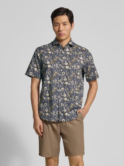 Männermodel trägt Modern Fit Freizeithemd im Allover-Look Modell 'Hardy' von Brax, Kentkragen, Knopfleiste, 1/2-Arm, Ganzkörperansicht von vorne.