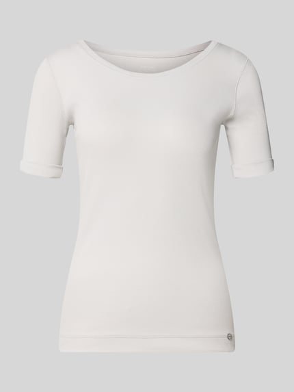 T-Shirt mit Rundhalsausschnitt und Label-Detail Shop The Look MANNEQUINE
