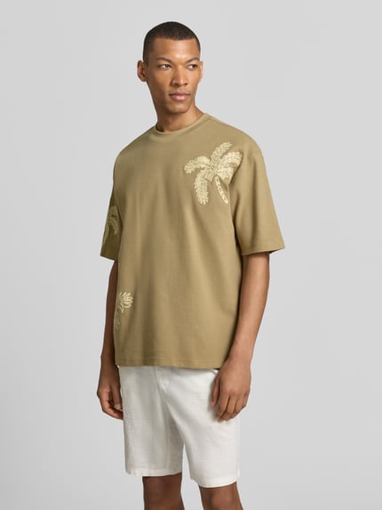 Männermodel trägt T-Shirt mit Motiv-Stitching von JAKE*S STUDIO MEN, Baumwoll-Mix, Regular Fit, Oliv mit Stickerei, Ganzkörperansicht von vorne.