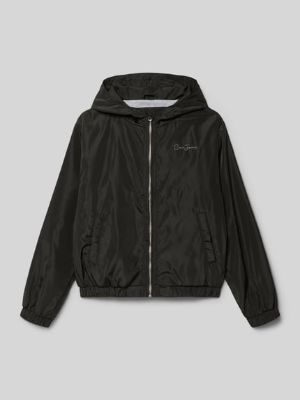 Produktfoto, schwarze Regular Fit Jacke mit Logo-Stitching Modell 'Neymay' von CARS JEANS, Kapuze, Eingrifftaschen, Reißverschluss, elastische Abschlüsse, glatte Textur, Details laut Größe 152