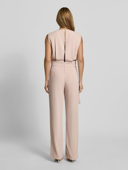 Vrouwenmodel draagt Regular Fit Jumpsuit met Zierbesatz van Rinascimento in lichtroze, met plooien, U-boot halslijn, mouwloos, volledige lengte, gladde textuur, rugaanzicht, geheel lichaam.