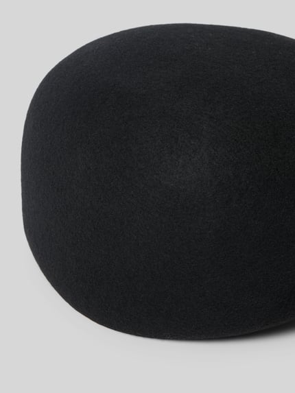 Produktfoto, Schiebermütze aus reiner Wolle von MUELLER HUETE in Schwarz, unifarbenes Design, verstärkter Schirm, eingefasste Abschlüsse, glatte Textur