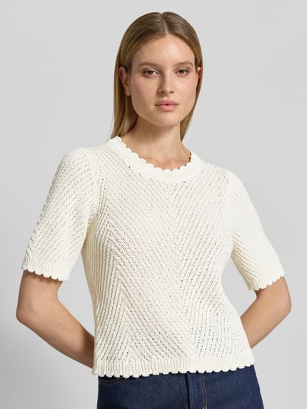 Frauenmodel trägt Strickshirt mit 1/2-Arm Modell 'Carla' von mbyM, cremefarben, Gerader-Schnitt, Grobstrick, Rundhalsausschnitt, Material-Mix, Nahaufnahme Oberkörper.