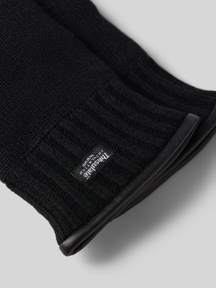 Produktfoto, Handschuhe aus reiner Wolle von EEM in schwarzer Strick-Optik, eingefasste Abschlüsse, unifarbenes Design, Detailaufnahme.