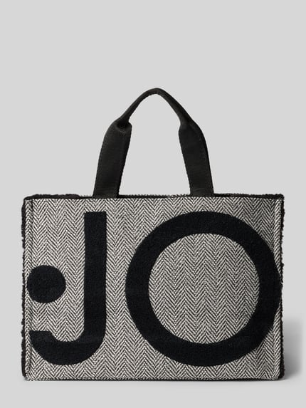 Produktfoto, Tote Bag mit Label-Details von Liu Jo White, czarno-biały wzór jodełki, detale z logo, uchwyty, Główna przegroda z zamkiem błyskawicznym, Odpinany pasek na ramię, Przegródka wewnętrzna zapinana na zamek błyskawiczny, Szerokość w rozmiarze 1: 42 cm, Długość w rozmiarze 1: 30 cm, Głębokość w rozmiarze 1: 20 cm, długość paska na ramię w rozmiarze 1: 42 cm.