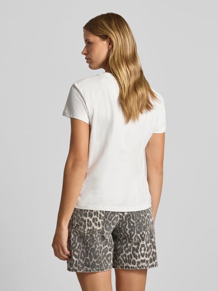 Frauenmodel trägt Regular Fit T-Shirt aus reiner Baumwolle Modell 'BEATRISA' von Pepe Jeans, schlichtes Weiß, Damen T-Shirt von Pepe Jeans, Ganzkörperansicht Rückansicht.