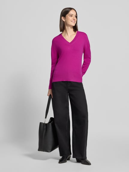 Frauenmodel trägt Pullover aus Wolle mit V-Ausschnitt von JAKE*S WOMAN CASUAL in Melange-Optik, Feinstrick, langarm, Ganzkörperansicht von vorne.