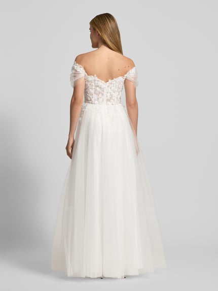 Modelka kobieca nosi Brautkleid mit Herz-Ausschnitt von Luxuar, biała sukienka z tiulu i koronką, dopasowany krój, widok całej sylwetki z tyłu.
