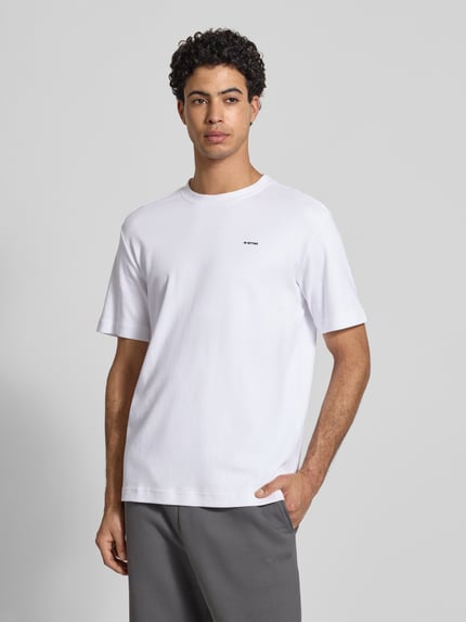 Männermodel trägt Regular Fit T-Shirt mit Logo-Print Modell 'True' von G-Star Raw in Weiß, Rundhalsausschnitt, Ganzkörperansicht von vorne. Rückenlänge bei Größe M: 66 cm.