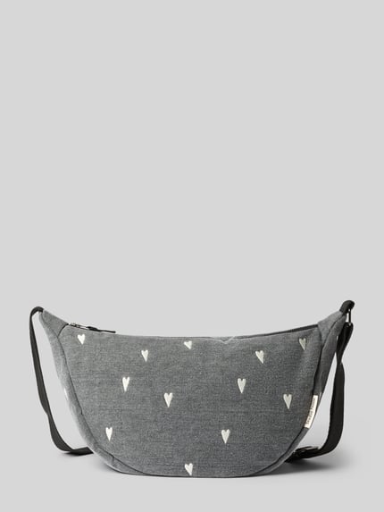 Produktfoto, Fanny Pack aus reiner Baumwolle in Denim-Optik von Studio Noos, wyhaftowany motywem na całej powierzchni, detal z logo, Główna przegroda z zamkiem błyskawicznym, regulowany pasek na ramię, tkanina stylizowana na denim, szerokość w rozmiarze 1: 40 cm, długość w rozmiarze 1: 21 cm, głębokość w rozmiarze 1: 11 cm, długość paska na ramię w rozmiarze 1: 118 cm