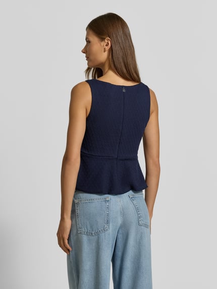 Vrouwenmodel draagt donkerblauw, geruit Regular Fit T-Shirt uit puur katoen model 'DALEIDA' van HUGO, Dames Blusentop, volledig zicht achteraan.