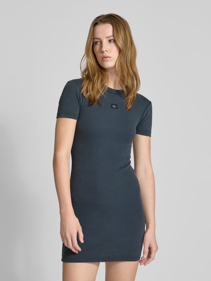 Calvin Klein Jeans T-Shirt-Kleid mit Label-Patch und Rundhalsausschnitt Anthrazit 4