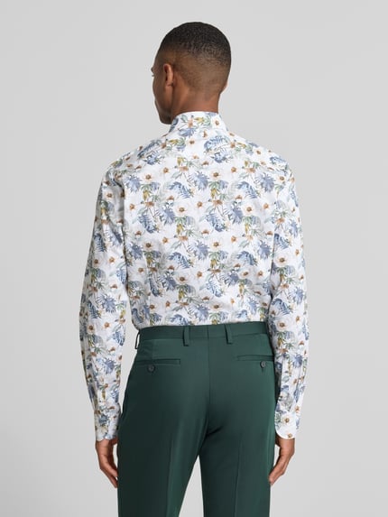 Männermodel trägt Slim Fit Businesshemd aus Baumwoll-Mix mit Kentkragen von OLYMP, florales Muster, lange Ärmel, Rückenansicht, Ganzkörperansicht Rückansicht.