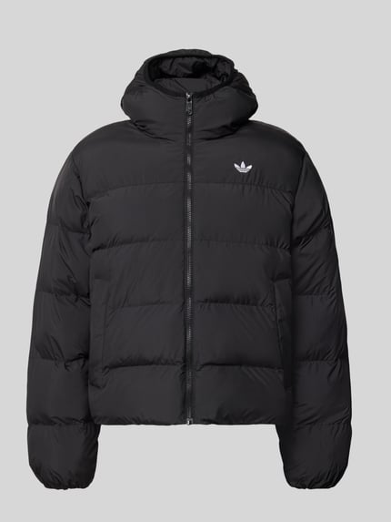 Produktfoto, Regular Fit Steppjacke mit Logo-Detail von adidas Originals, jednokolorowy czarny, popelina, krój regular fit, kaptur, zamek błyskawiczny, aplikacja z logo, długi rękaw, elastyczne zakończenie rękawów, tunel na dole, kieszenie zapinane na zamek błyskawiczny, wykończenie materiału: popelina