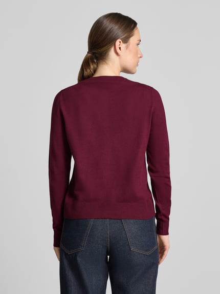 Frauenmodel trägt Regular Fit Strickjacke aus Viskose-Mix von s.Oliver RED LABEL in Dunkelrot, glatte Textur, Ganzkörperansicht Rückansicht. Damen Strickjacke von s.Oliver RED LABEL.