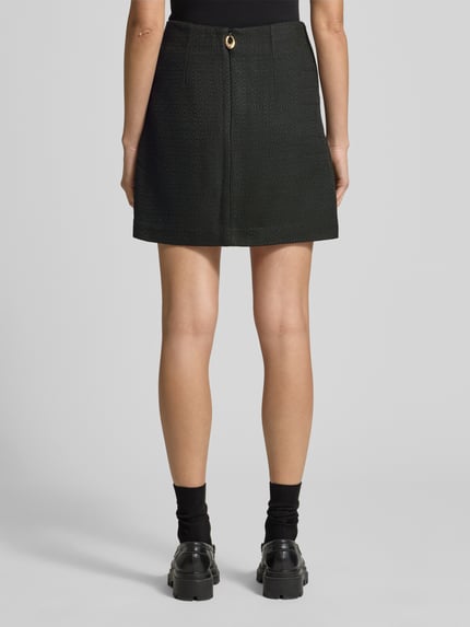 Frauenmodel trägt Spódnica mini Regular Fit Model 'ROMESE-1' od HUGO, efekt: jednolity kolor, wykończenie: bouclé, długość mini, halka pod spódnicę, zapięcie na ukryty zamek, prosty dół, widok całej sylwetki z tyłu