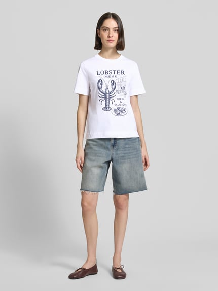 Frauenmodel trägt Damen T-Shirt mit Motiv-Print und Rundhalsausschnitt von Rich & Royal aus Reine Baumwolle, Regular-Fit, weiße Farbe, Rückenlänge bei Größe S 58 cm, Ganzkörperansicht von vorne.