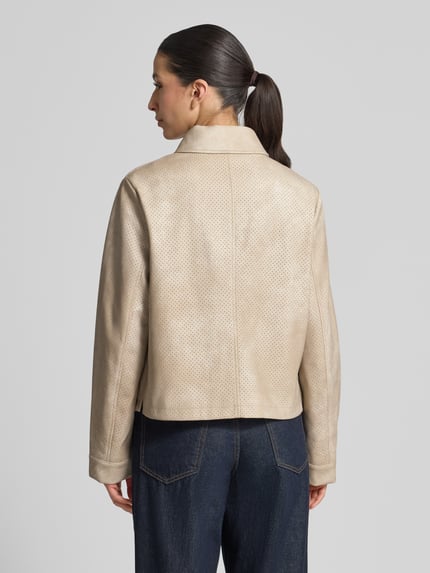Vrouwenmodel draagt Regular Fit Jacke in Leder-Optik van Amber & June in beige, structuur met knoopsluiting en borstzakken, rugaanzicht.