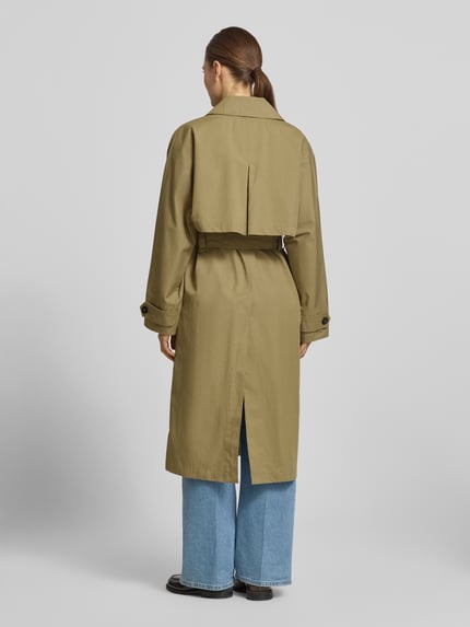 Frauenmodel trägt Trenchcoat mit verdecktem Verschluss und Bindegürtel von Blonde No. 8, sandfarben, Baumwoll-Mix, Ganzkörperansicht Rückansicht.