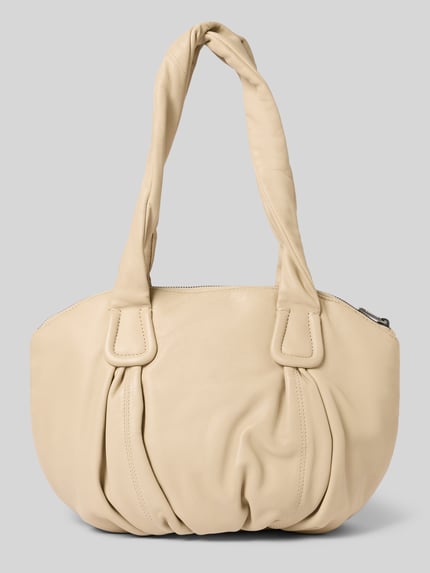 Produktfoto, Shopper mit Logo-Prägung Modell 'LUCY' von LIEBESKIND BERLIN aus Echtleder in Beige mit Tragegriffe und Reißverschluss, strukturiertes Material, Hauptfach mit Reißverschluss und Reißverschlusstasche innen, Breite 36 cm, Länge 24 cm, Tiefe 20 cm, Länge Schulterriemen 61 cm.