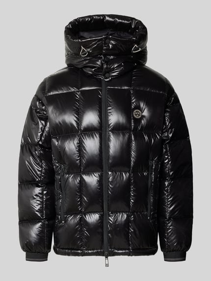 Produktfoto, Steppjacke mit Tweewegritssluiting van Armani Exchange in zwart met glanzende structuur, Heren slim fit, capuchon met tunnelkoord, ruglengte maat M: 70 cm, schouderbreedte: 55 cm, borstwijdte: 55 cm, mouwlengte: 67 cm, labeldetail