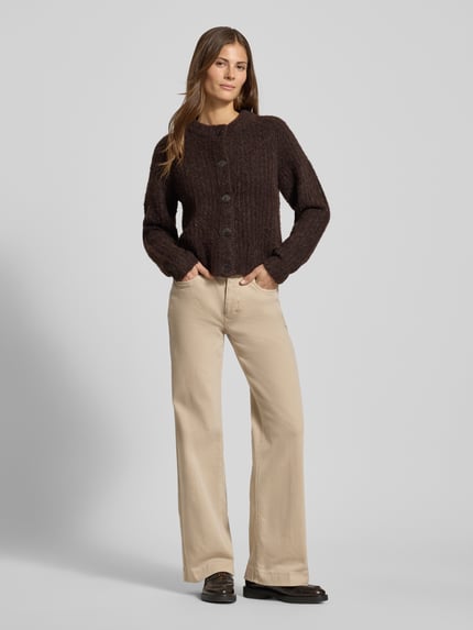 Frauenmodel trägt Loose Fit Jeans im 5-Pocket-Design von MAC aus Baumwoll-Elasthan-Mix in Beige, Ganzkörperansicht von vorne.