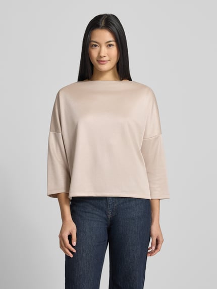 Frauenmodel trägt Pullover mit Viskose-Anteil Modell 'KARITA PURE' von Someday in Beige, lockerer Schnitt, U-Boot-Ausschnitt, Ganzkörperansicht von vorne.