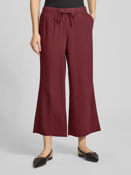 Frauenmodel trägt Weite Hose aus Viskose-Leinen-Mix Modell 'GOA' von Only, Optik: Unifarben, Passform: Wide Leg, Tunnelzug, elastischer Bund, seitliche Eingrifftaschen, Ganzkörperansicht von vorne.
