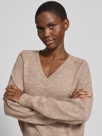Frauenmodel trägt Pullover mit V-Ausschnitt VMTEAK von VERO MODA, beige Melange, Strukturmuster, Feinstrick, Nahaufnahme Oberkörper