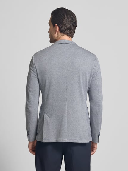 Männermodel trägt Regular Fit Blazer mit Zierstein von HECHTER PARIS aus Baumwoll-Mix mit Aufgesetzte Taschen, Rückansicht Ganzkörperansicht.