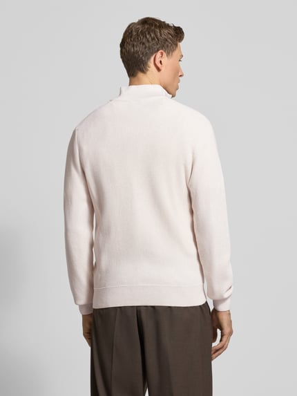 Männermodel trägt Strickpullover mit Stehkragen von MCNEAL, bawełna, slim fit, ściągacze, beżowy, widok całej sylwetki od tyłu.