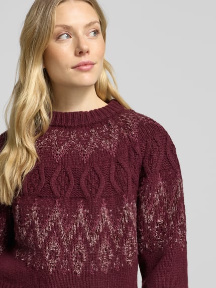 Frauenmodel trägt Pullover mit Zopfmuster Modell 'C_Fyrata' von BOSS Orange, gestrickte Struktur, Rundhals, bordeaux, Nahaufnahme Oberkörper.