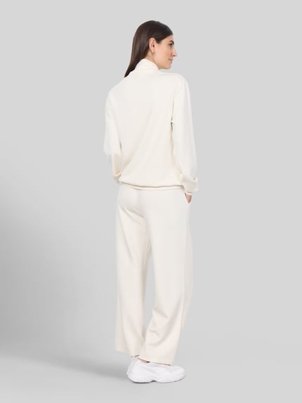 Frauenmodel trägt Sweatpants in verkürzter Passform von Soyaconcept, unifarben, gerader Schnitt, elastischer Bund, Ganzkörperansicht Rückansicht.