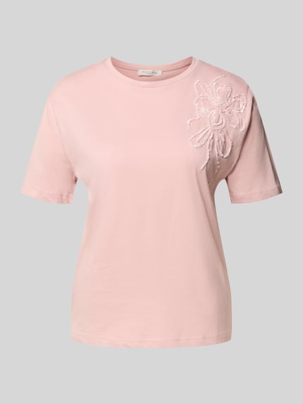 Produktfoto, Regular Fit T-Shirt aus reiner Baumwolle mit Blumen-Applikation von Christian Berg Woman, rosa, Pailletten auf Schulter, Rundhalsausschnitt, kurzärmelig, überschnittene Schultern, Rückenlänge 54 cm.