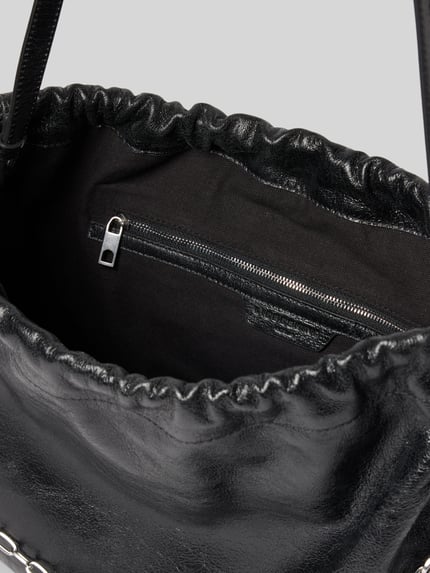 Produktfoto, schwarzer Pouch mit Raffungen Modell 'Lya' von LIEBESKIND BERLIN mit Hauptfach, Tunnelzug, Reißverschlussfach und Schulterriemen