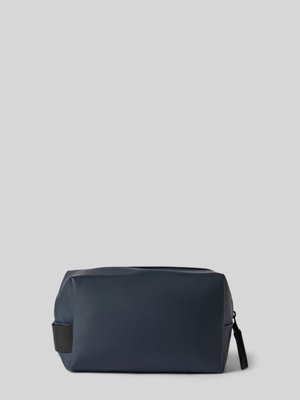 Produktfoto, Wash Bag mit Logo-Detail von Rains in Dunkelblau, glatte Oberfläche, Reißverschluss, Trageriemen, rechteckige Form, Herren Wash Bag, Hauptfach, Innensteckfach, Maße 20x14x11 cm, Schulterriemen 14 cm