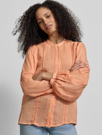 Frauenmodel trägt Relaxed Fit Bluse mit Lochmuster von JAKE*S STUDIO WOMAN in Apricot mit Stehkragen, Knopfleiste, langärmelig, eingefasste Ärmelabschlüsse, Ganzkörperansicht von vorne.