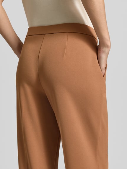 Männermodel trägt spodnie z szerokimi nogawkami z wpuszczanymi kieszeniami Wide Leg Hose mit Eingrifftaschen Modell 'Hillda' von Stehmann, detailaufnahme z tyłu, spodnie damskie.
